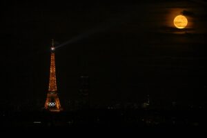 La Luna y los aros olímpicos se alinean en la Torre Eiffel