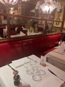 Ana Guevara es captada en lujoso restaurante de París