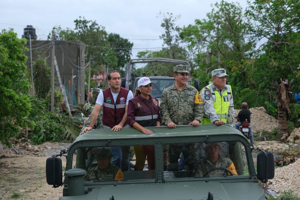 Gobernadora de Quintana Roo recorre zonas afectadas por huracán Beryl en Tulum