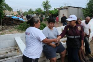 Gobernadora de Quintana Roo recorre zonas afectadas por huracan Beryl en Tulum 3