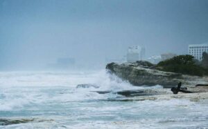 Influencer se queja de ir a albergue en Cancun por huracan Beryl VIDEO