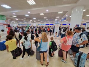 Largas filas en el Aeropuerto de Cancun por el huracan Beryl 2