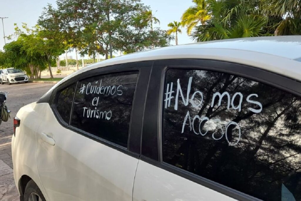 Manifestación de conductores de Uber en Aeropuerto de Cancún