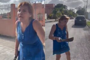 Senora amenaza con machete a pareja que paseaba a su perro en Cancun