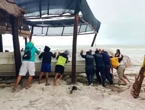 Turistas en Tulum comienzan a ser evacuados por llegada del huracan Beryl 1