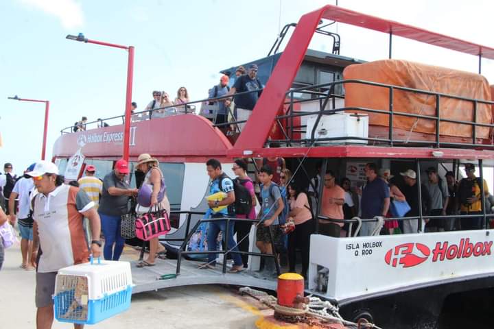 Turistas en Tulum comienzan a ser evacuados por llegada del huracán Beryl