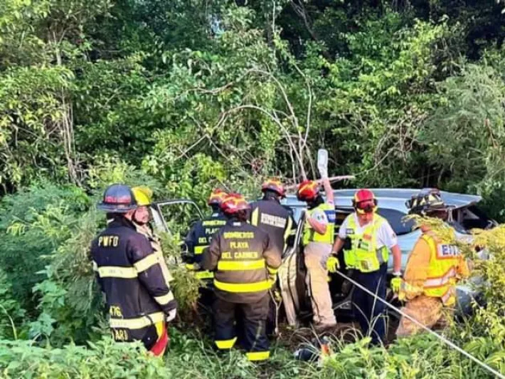 Un muerto y 17 lesionados en severo accidente en carretera en Playa del Carmen