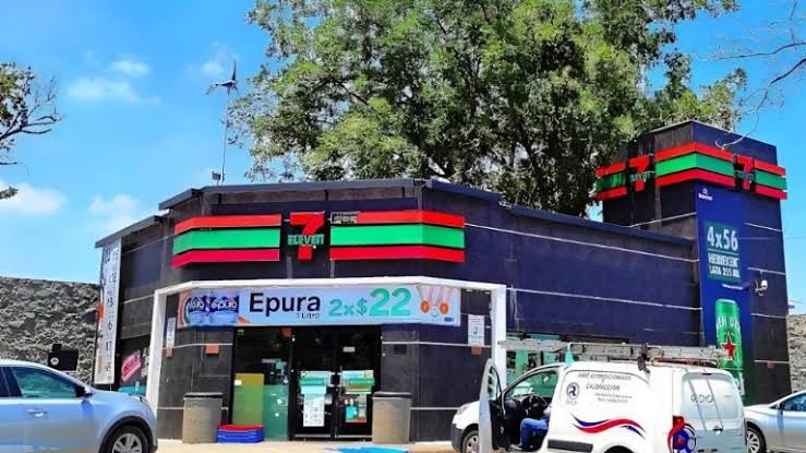 Así es el 7 eleven que tiene un enorme árbol en su interior