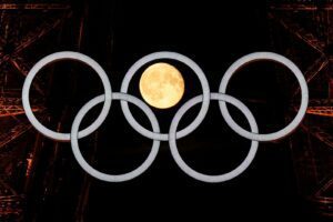 La Luna y los aros olímpicos se alinean en la Torre Eiffel: