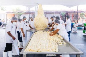 Oaxaca rompe récord Guinness con el quesillo más grande del mundo