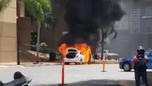 Taxi se incendia frente a un hotel