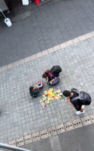 Niño tiró sus gelatinas y fue apoyado 