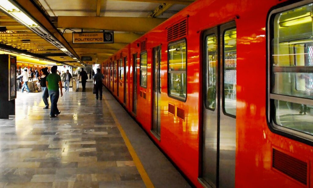 'Te voy a enseñar donde viajan los jodid...', jóvenes desatan críticas por burlarse de quienes viajan en metro