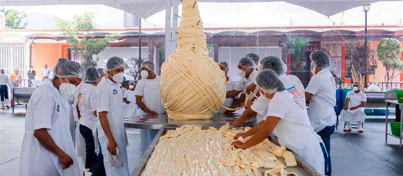 Oaxaca rompe récord Guinness con el quesillo más grande del mundo