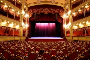 TEATRO ESPERANZA IRIS es otro de los elegantes edificios 