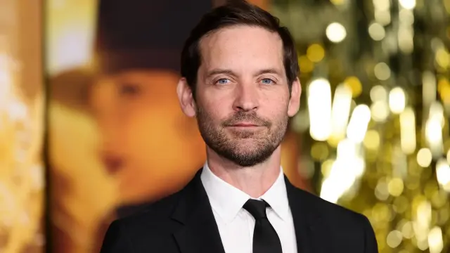 ¡Tres años mayor que si hija! Critican a Tobey Maguire por salir con modelo