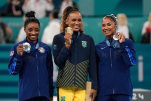 Simone Biles hace reverencia a Rebeca Andrade tras ganar medalla de oro