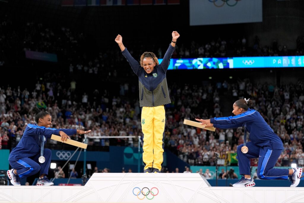 Simone Biles hace reverencia a Rebeca Andrade tras ganar medalla de oro