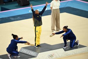 Simone Biles hace reverencia a Rebeca Andrade tras ganar medalla de oro