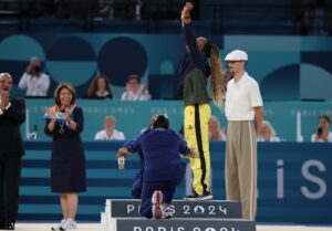 Simone Biles hace reverencia a Rebeca Andrade tras ganar medalla de oro