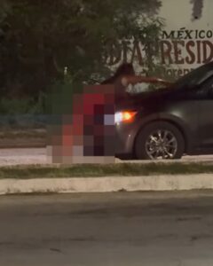 Mujer ensangrentada perturba a vehículos 