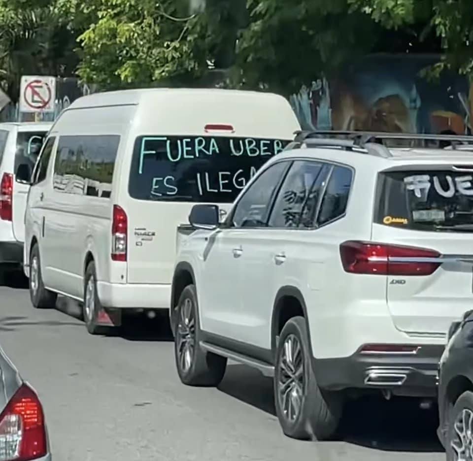 Manifestación de transportistas causa congestión en calles de Cancún