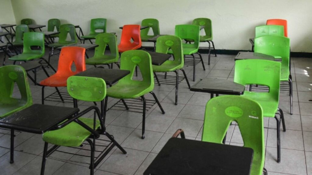 Alumnas de secundaria al hospital en primer día de clases