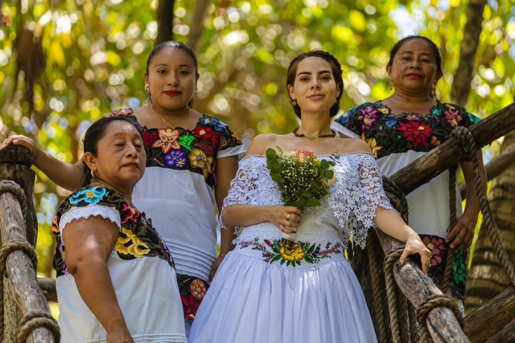 Artesanas mayas crean vestido de novia de la marca #HechoEnTulum