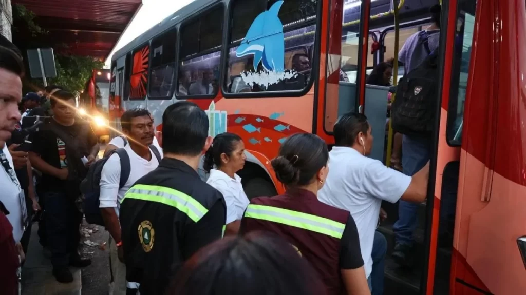 Autoridades en Cancún vigilan unidades de transporte público para que no cobren de más