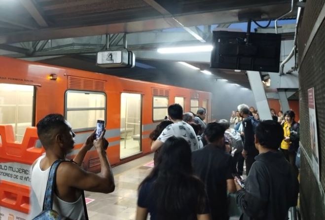 Mujer es atendida de emergencia tras recibir descarga eléctrica en el Metro CDMX