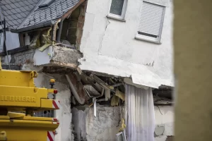 Colapsa hotel en Alemania con 14 personas en su interior