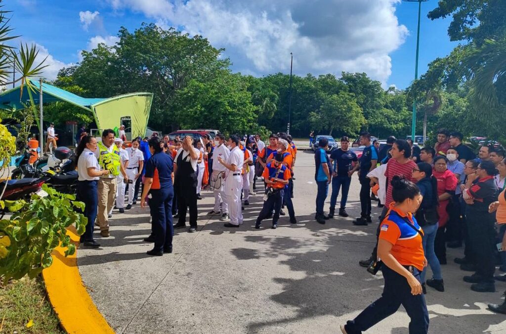 Cuerpos de emergencia de Playa del Carmen atienden a tiempo corto circuito en plaza comercial