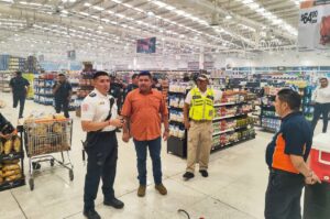 Cuerpos de emergencia de Playa del Carmen atienden a tiempo corto circuito en plaza comercial 2