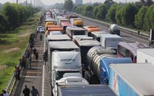 Ejidatarios mantienen cerrada Autopista México-Puebla; llevan más de 40 horas de bloqueo