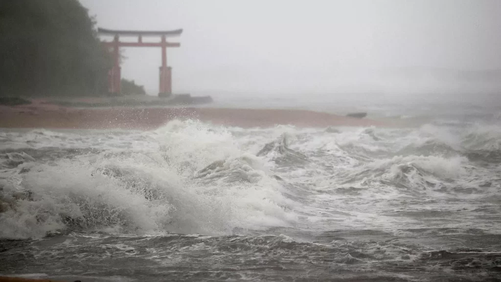 Japón amenazado por tifón Shanshan