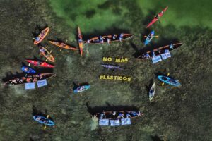 Se manifiestan en kayaks en Laguna Nichupte exigiendo no mas plasticos 1