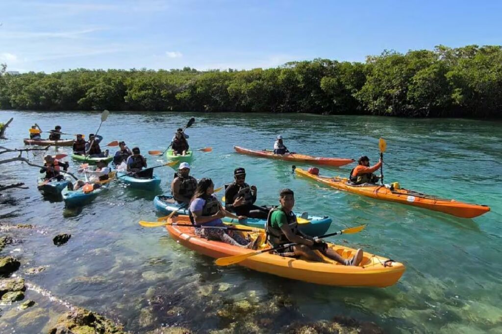 Se manifiestan en kayaks en Laguna Nichupté exigiendo no más plásticos