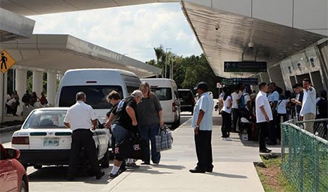 Transportistas turísticos convocan en Cancún a marcha contra Uber