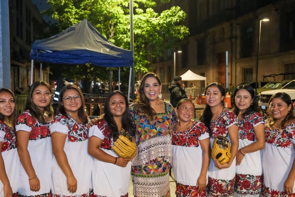 Diablillas de Hondzonot, de visita en el Palacio Nacional