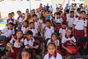 Inauguran ciclo escolar en Quintana Roo; entregan uniformes, útiles y mochilas