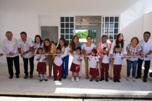 Inauguran ciclo escolar en Quintana Roo; entregan uniformes, útiles y mochilas