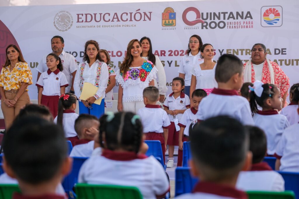 Inauguran ciclo escolar en Quintana Roo; entregan uniformes, útiles y mochilas