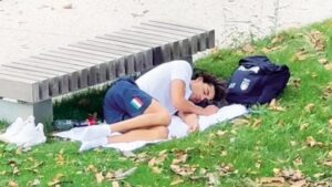 Thomas Ceccon duerme en parque de París tras críticas a la Villa Olímpica