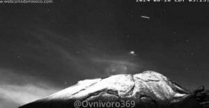 Ovni sobre el Popocatépetl queda grabado