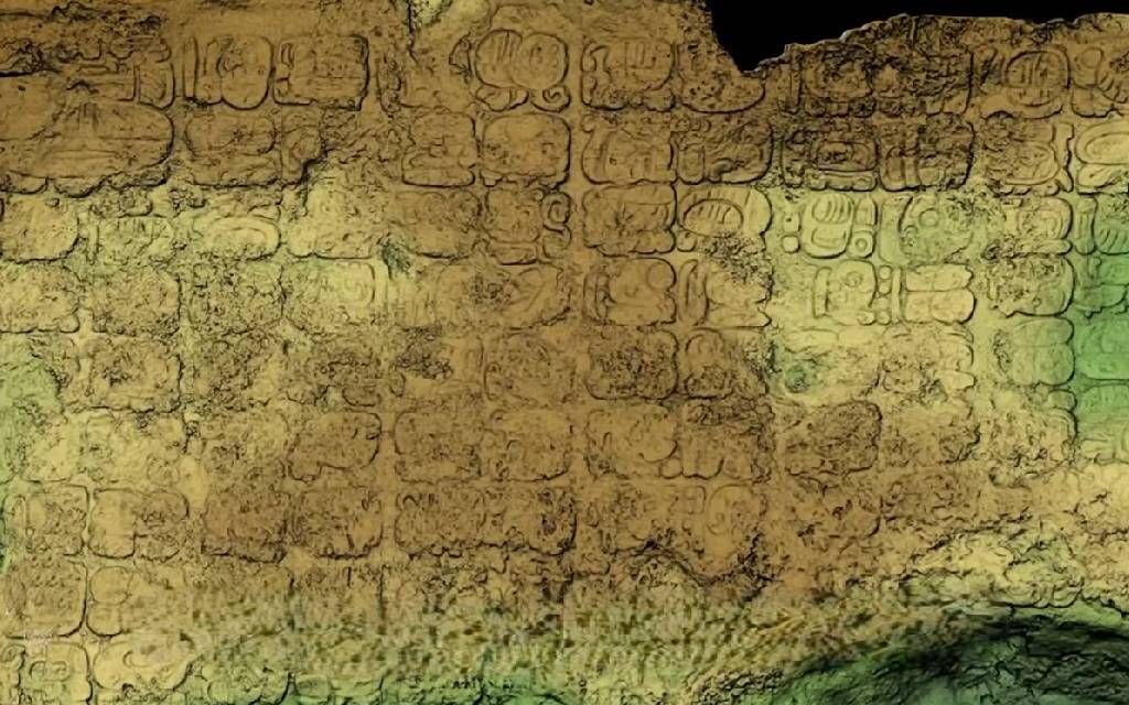 INAH revela tablero con jeroglíficos mayas hallado en la zona arqueológica de Cobá