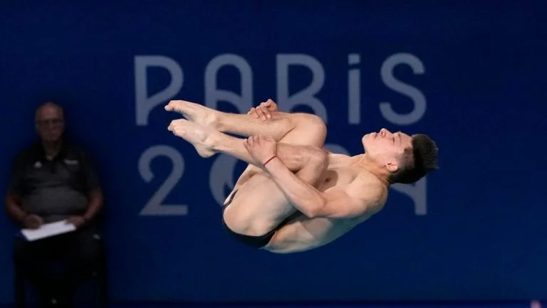 ¡Medalla de bronce! Finaliza Osmar Olvera en tercer lugar en prueba de trampolín