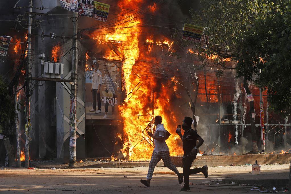 Enfrentamientos en Bangladesh dejan 91 muertos en protestas contra Sheikh Hasina 