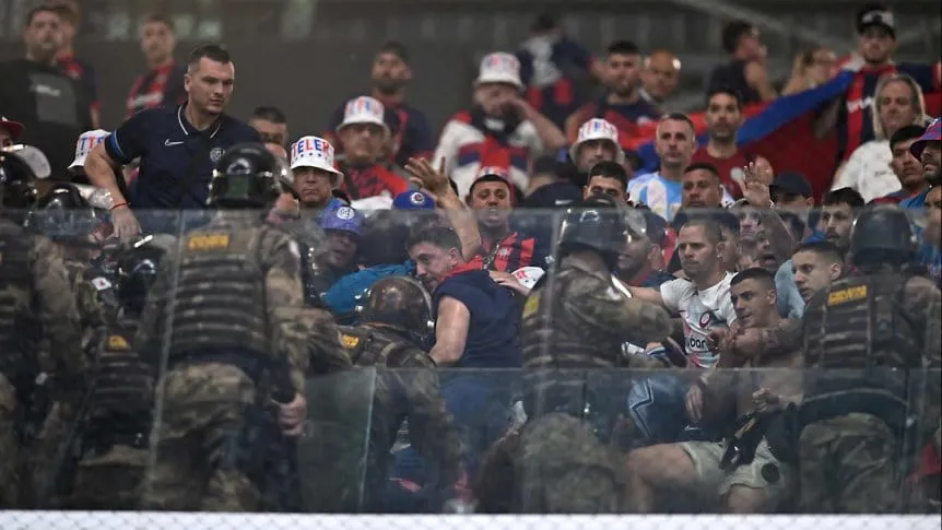 ¡Brutal golpiza! Policías brasileños reprimen a aficionados en la Copa Libertadores