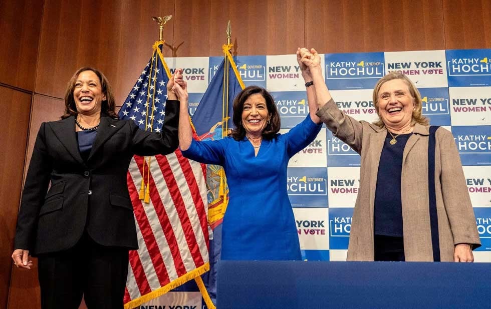 Silencioso pero cercano, así es el vínculo de Hillary Clinton con Kamala Harris