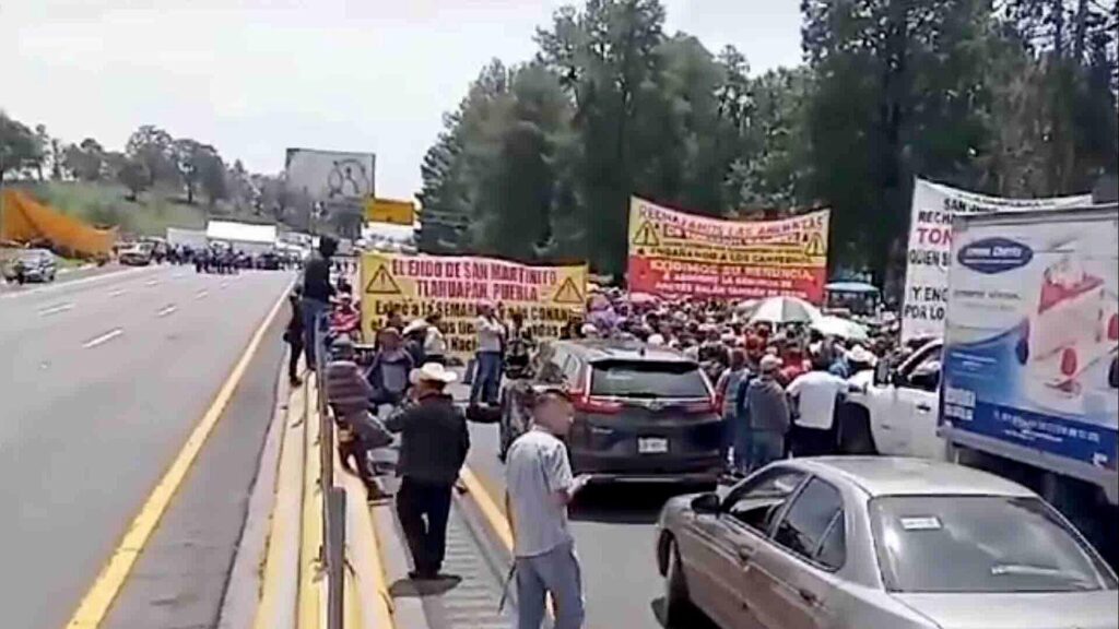 Ejidatarios mantienen cerrada Autopista México-Puebla; llevan más de 40 horas de bloqueo